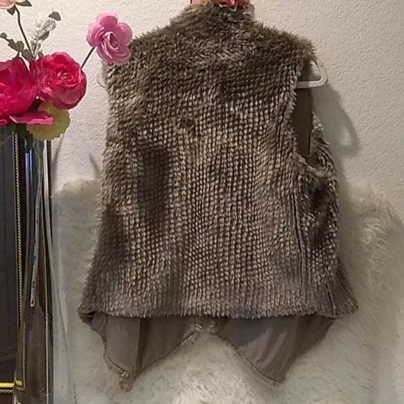 ❄❄ Express Faux Fur Vest ❄❄ - Picture 4 of 6